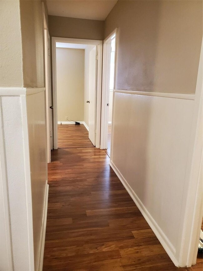 Building Photo - 605 Pershing Dr