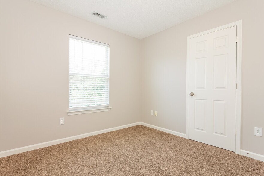 Building Photo - 715 Almora Dr