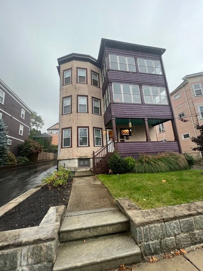 Building Photo - 3 Off-Street Parking & In-Unit Laundry 3-bed