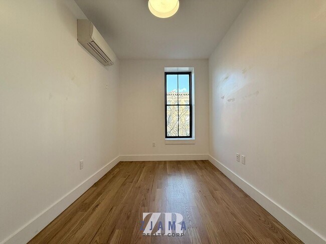 Building Photo - 754 Grand St