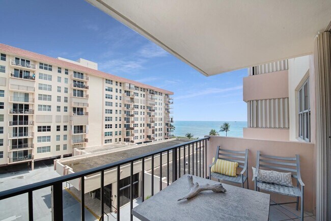 Building Photo - 1147 Hillsboro Mile