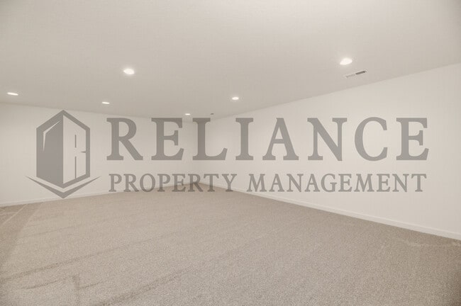 Building Photo - 5247 N Pinecrest Ct