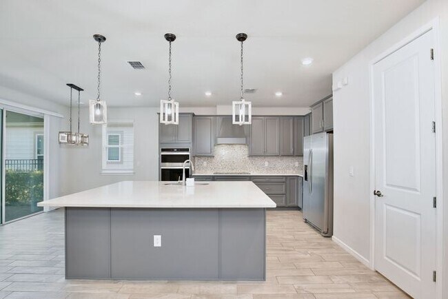 Building Photo - Modern 5/3 Water-View Home in Weslyn Park ...