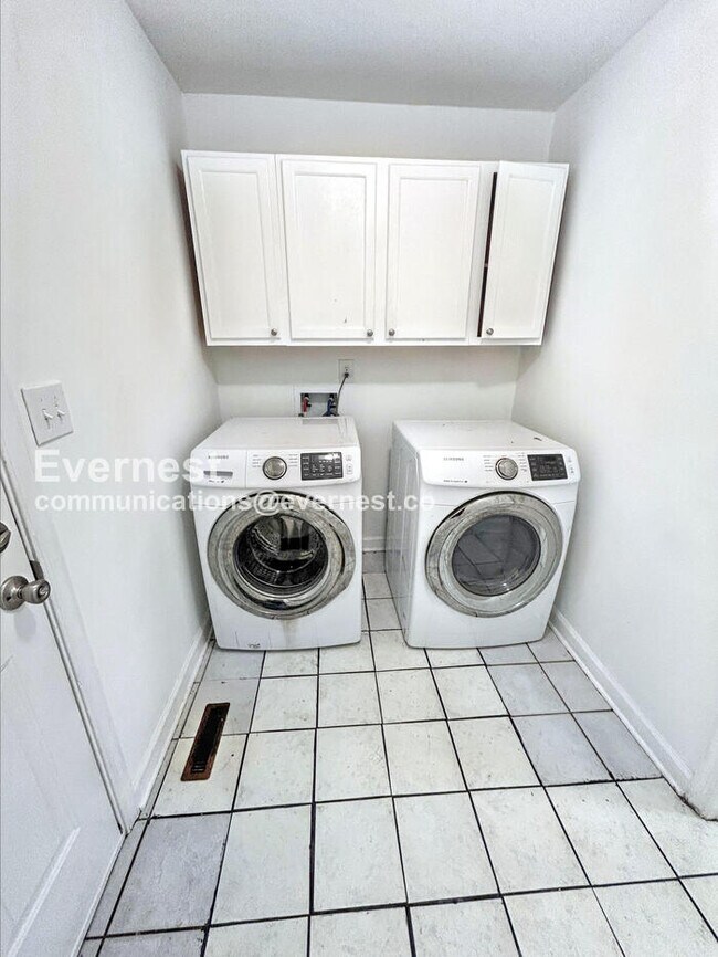 Building Photo - 3501 Shaker Dr