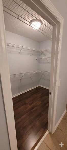 Building Photo - 910 Fallbrooke Ave