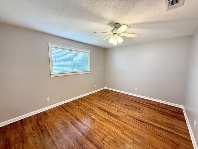 Building Photo - 207 Estates Dr