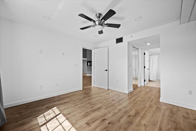 Building Photo - 800 Crestwood Ct S