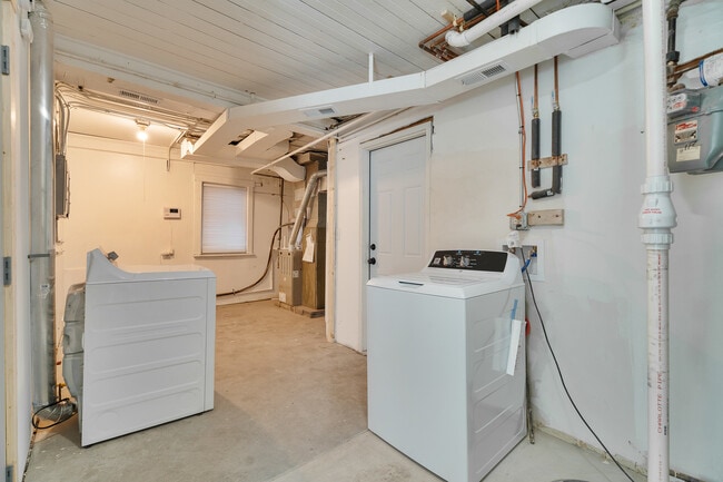 Building Photo - 1406 N Kildare Ave