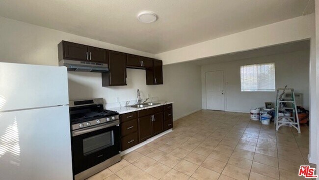 Building Photo - 1240 N Evergreen Ave