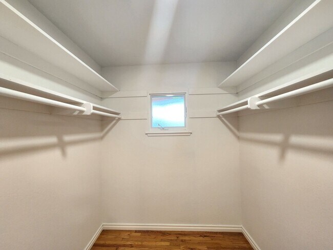 Building Photo - Charming Single Family Home Located in Sou...