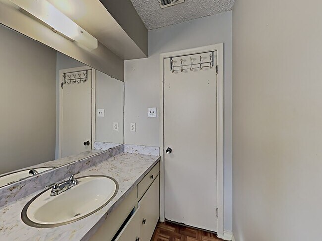 Building Photo - 873 Beverly Dr