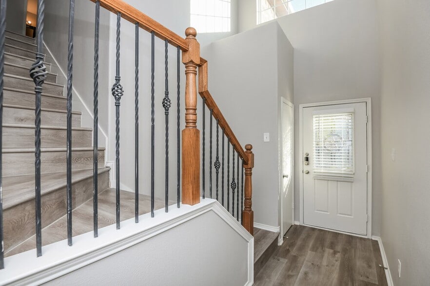 Building Photo - 5704 Parkview Hills Ln