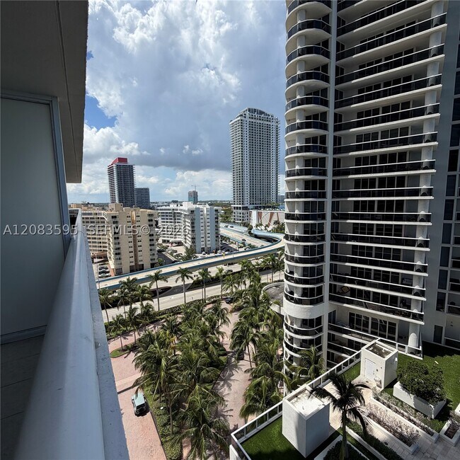Building Photo - 1830 S Ocean Dr