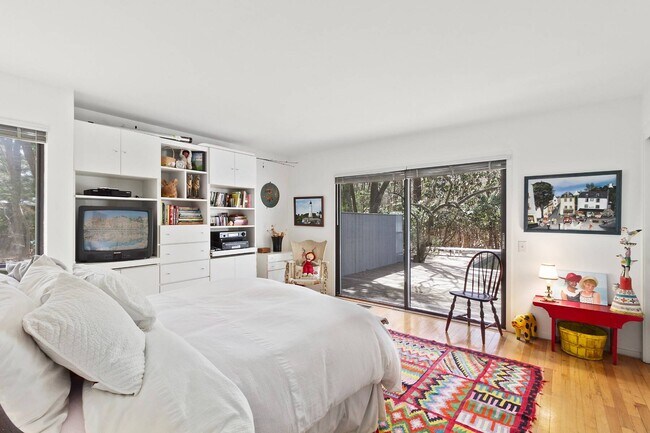 Building Photo - 15 Fernwood Road