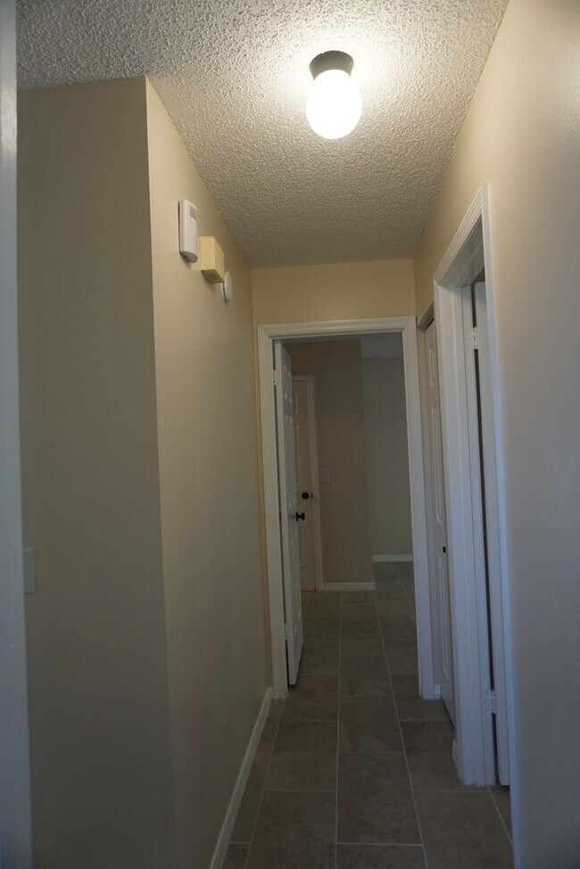 Building Photo - Clermont 2/2 Duplex with Lakeview