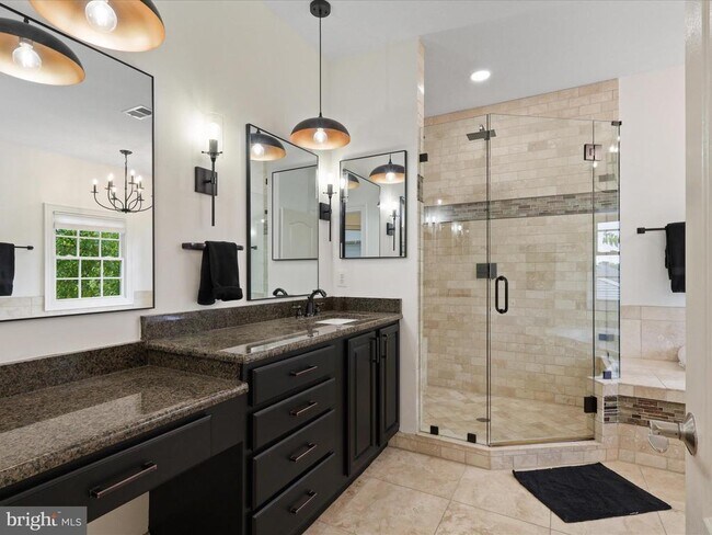 Building Photo - 904 Locust St