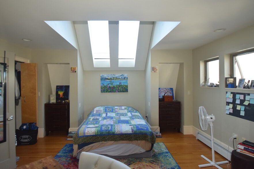 Skylight Nitche - 51 Russell Rd