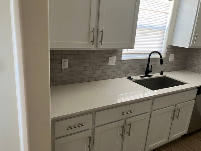 Building Photo - 5 bedroom 3 1/2 bath house in gated commun...
