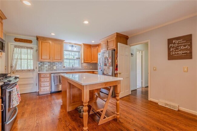 Building Photo - 227 W Lakeshore Dr