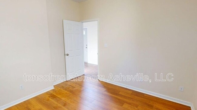 Building Photo - 111 Woodcreek Cir
