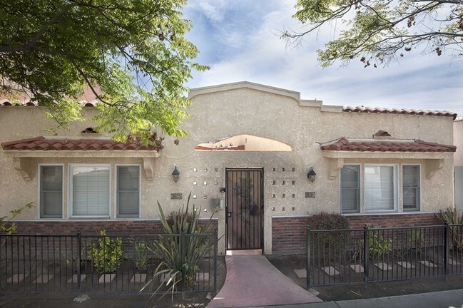 Primary Photo - Daisy Courtyard