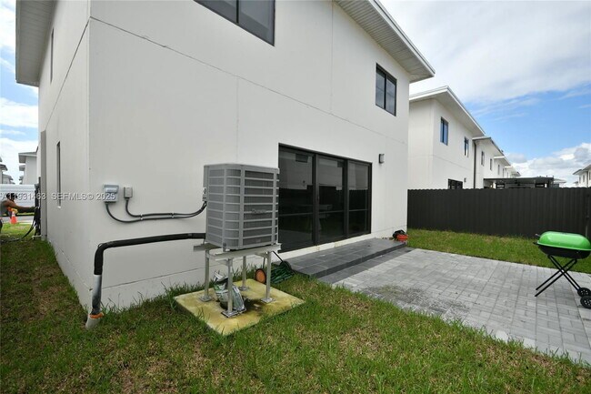 Building Photo - 13390 NW 2nd Ln