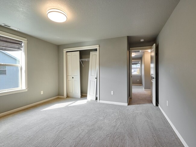 Building Photo - Beautiful 4 bedroom/2.5 Bath Home On Large...