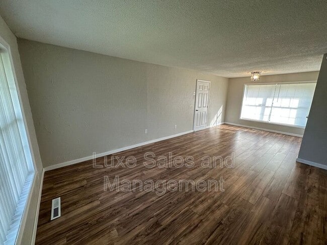 Building Photo - 209 Gill Dr