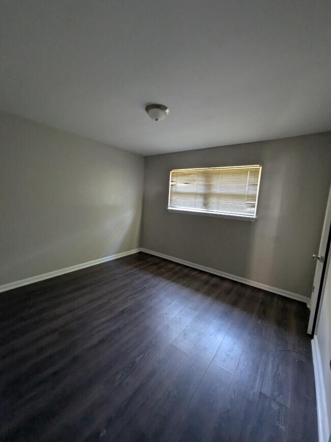 Building Photo - 2408 Whitesburg Dr