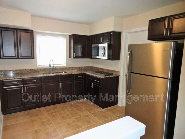 Building Photo - 610 S Lake Formosa Dr