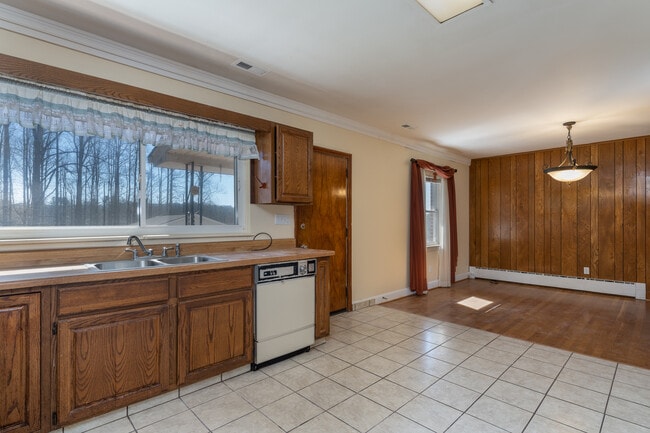 Building Photo - 443 Selica Rd