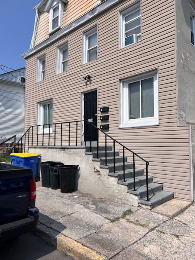 Primary Photo - 136 N Spring St