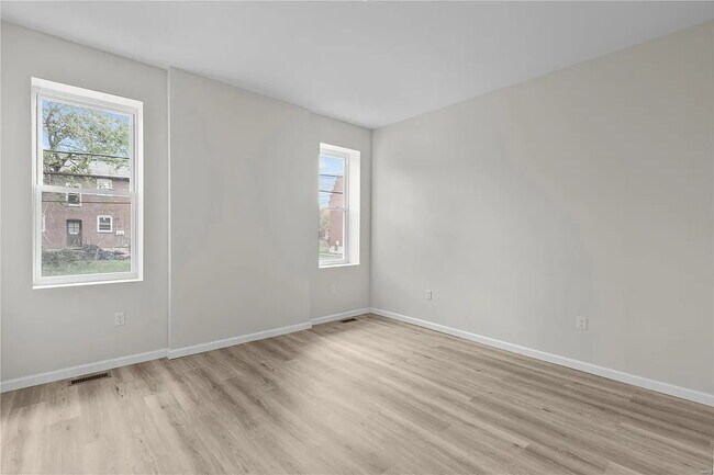 Building Photo - Gorgeous Three Bedrooms\ with IN-UNIT Laun...