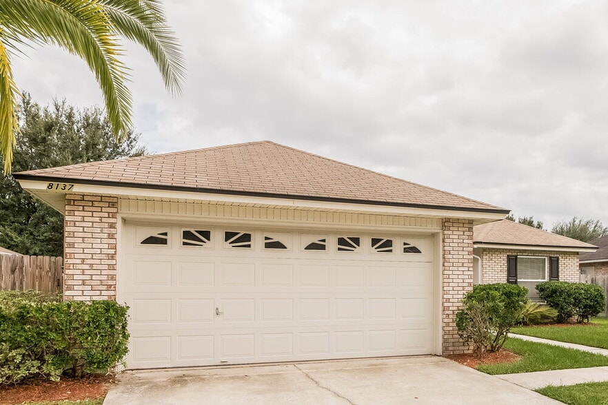 Building Photo - 8137 Leafcrest Dr