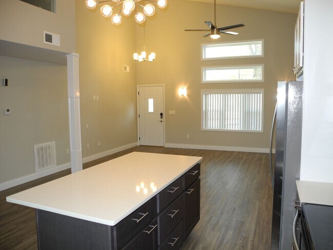 Building Photo - Extraordinary Townhome in Carbondale's South West