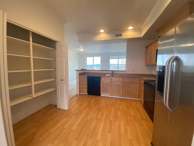 Building Photo - Beautifully Updated Townhouse with New Car...