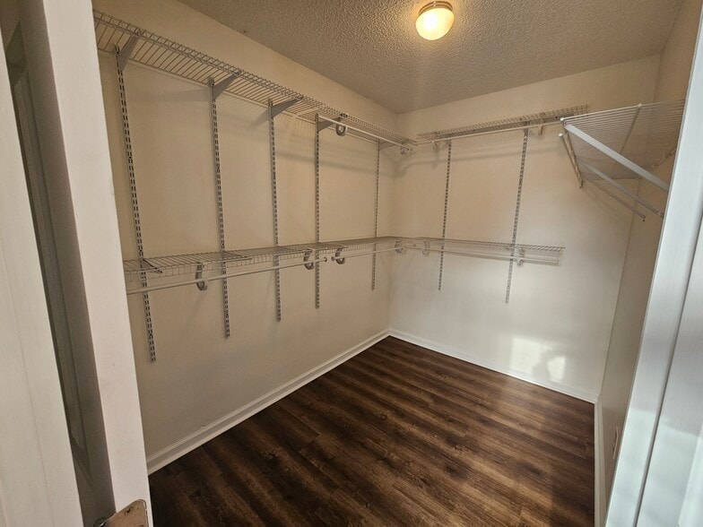 Building Photo - 1503 Flushing Dr