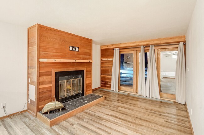 Building Photo - Wilderness One Bedroom Available 7/7!  Close to hiking trails and great amenities.  Amazing SUN!
