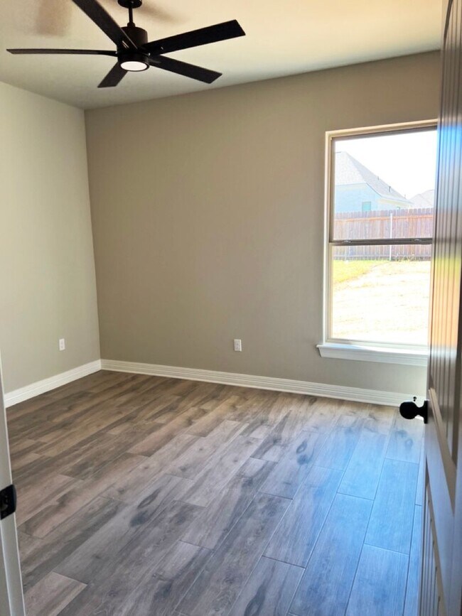 Building Photo - 1151 Green Wood Cir