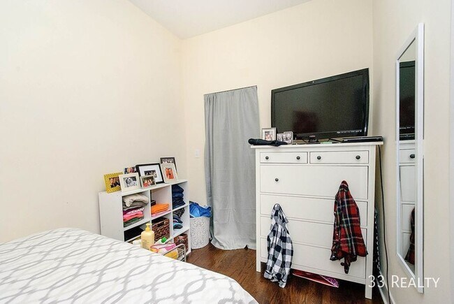 Building Photo - 2110 W Division-2R