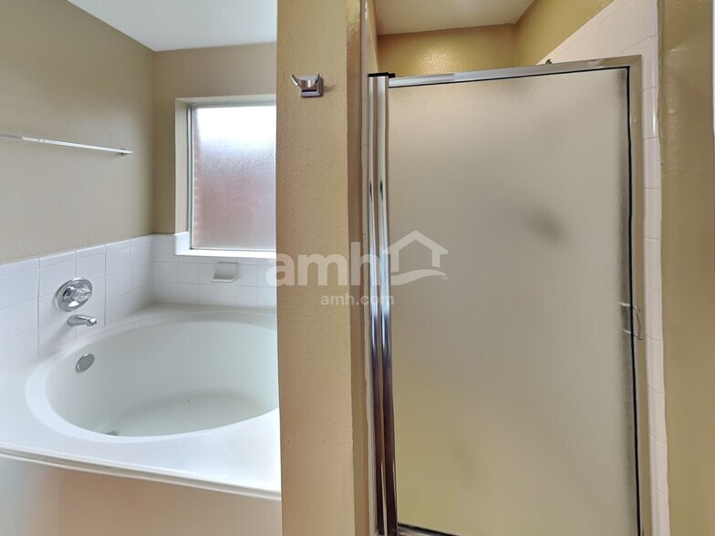 Building Photo - 9618 Lasbury Dr