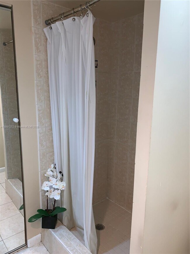 Building Photo - 2561 Camelot Ct
