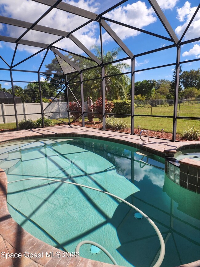 Building Photo - 220 Northgrove Dr