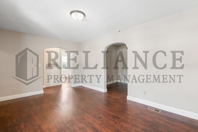 Building Photo - 4825 E Pine St