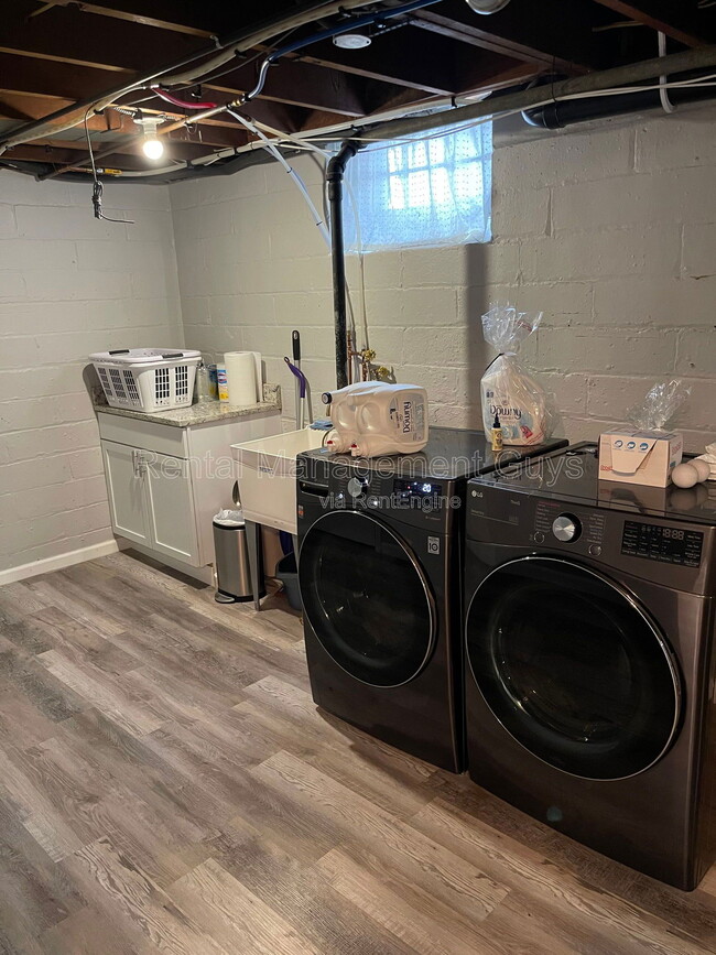 Building Photo - 4119 N Sheridan Ave