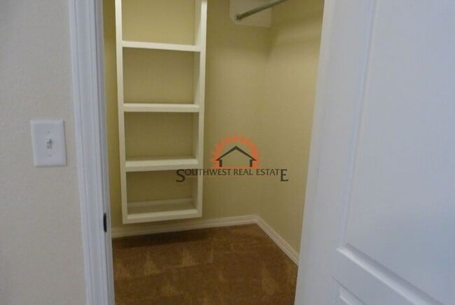 Building Photo - Spacious- 2 bedroom 2.5 bath 1 car garage apartment