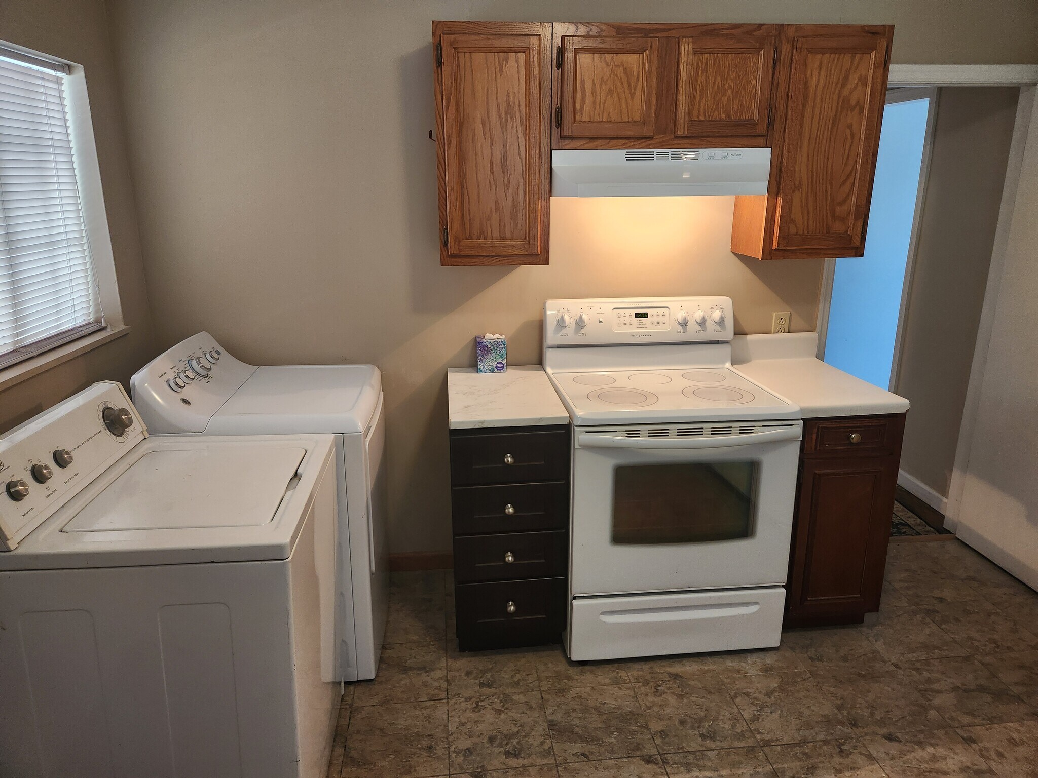 Kitchen/Laundry - 5112 Schubert Rd