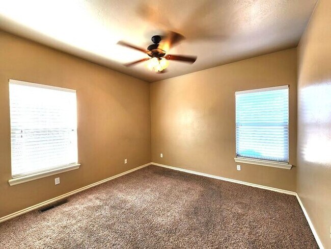 Building Photo - 4 Bed 2 Bath 2 Car Duplex in the Oxford Park Addition in Edmond