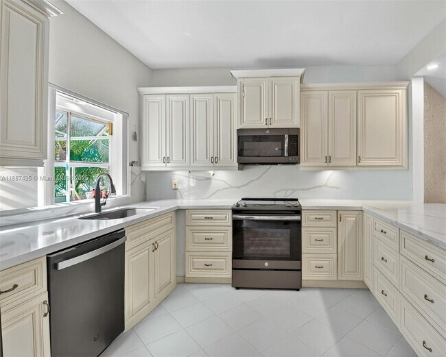 Building Photo - 11698 Briarwood Cir