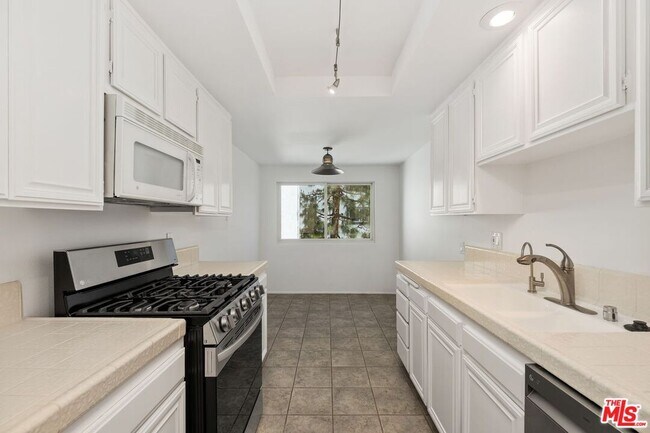 Building Photo - 1646 Palisades Dr